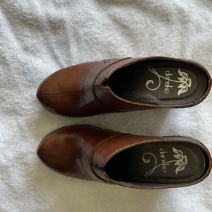 New never worn Women’s Dansko brown shoes